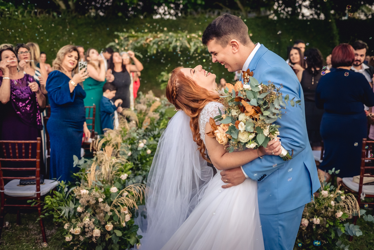 noivos abraçados sorrindo depois da cerimonia de casamento no sitio na barra da Tijuca - RJ