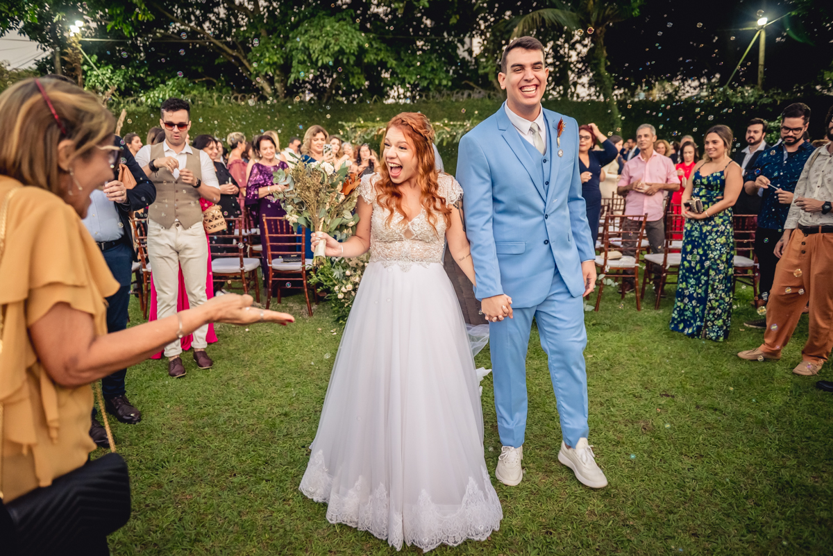 noivos abraçados sorrindo depois da cerimonia de casamento no sitio na barra da Tijuca - RJ