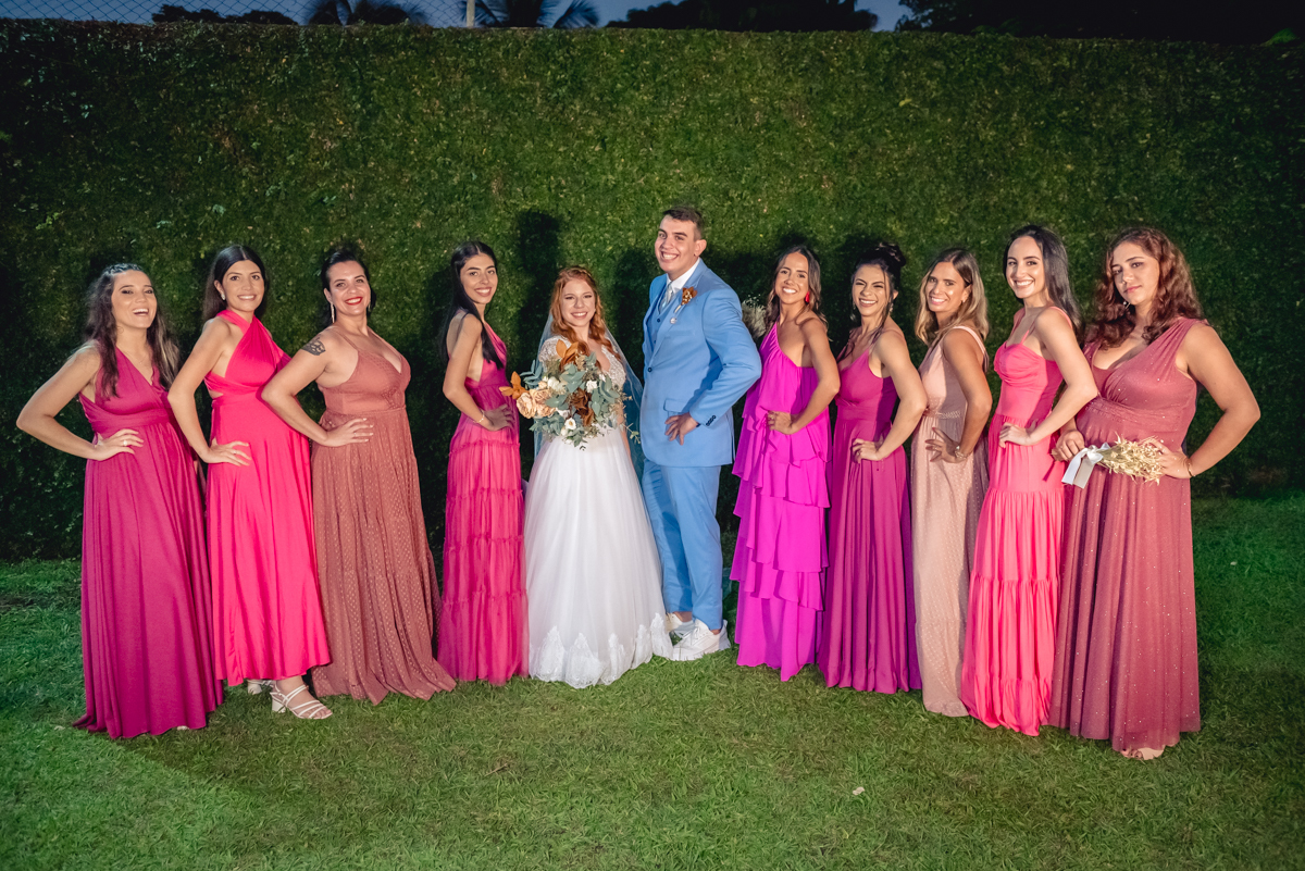 noivos com madrinhas depois do casamento na barra da Tijuca - RJ