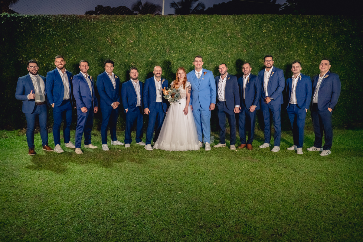 noivos com padrinhos no casamento no campo na barra da Tijuca - RJ