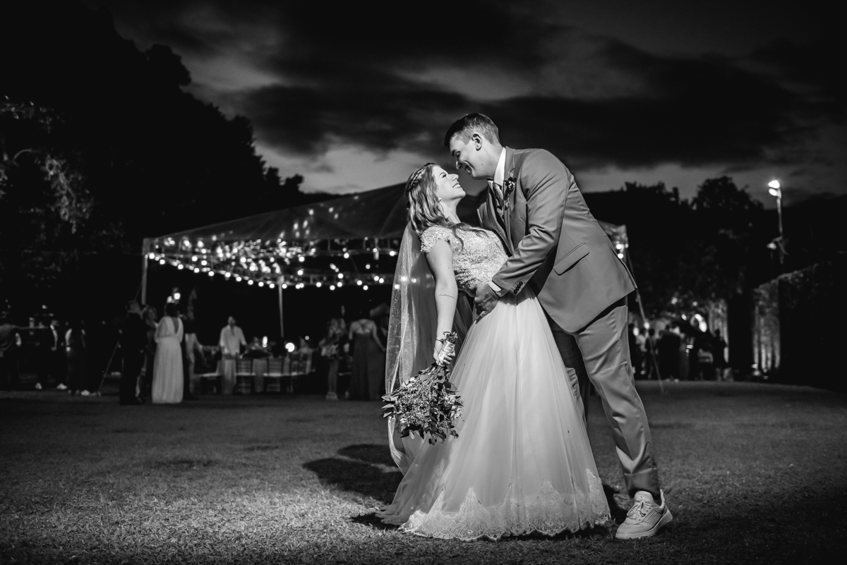 noivos  em preto e branco ao por do sol no casamento no campo do sitio na barra da tijuca - RJ