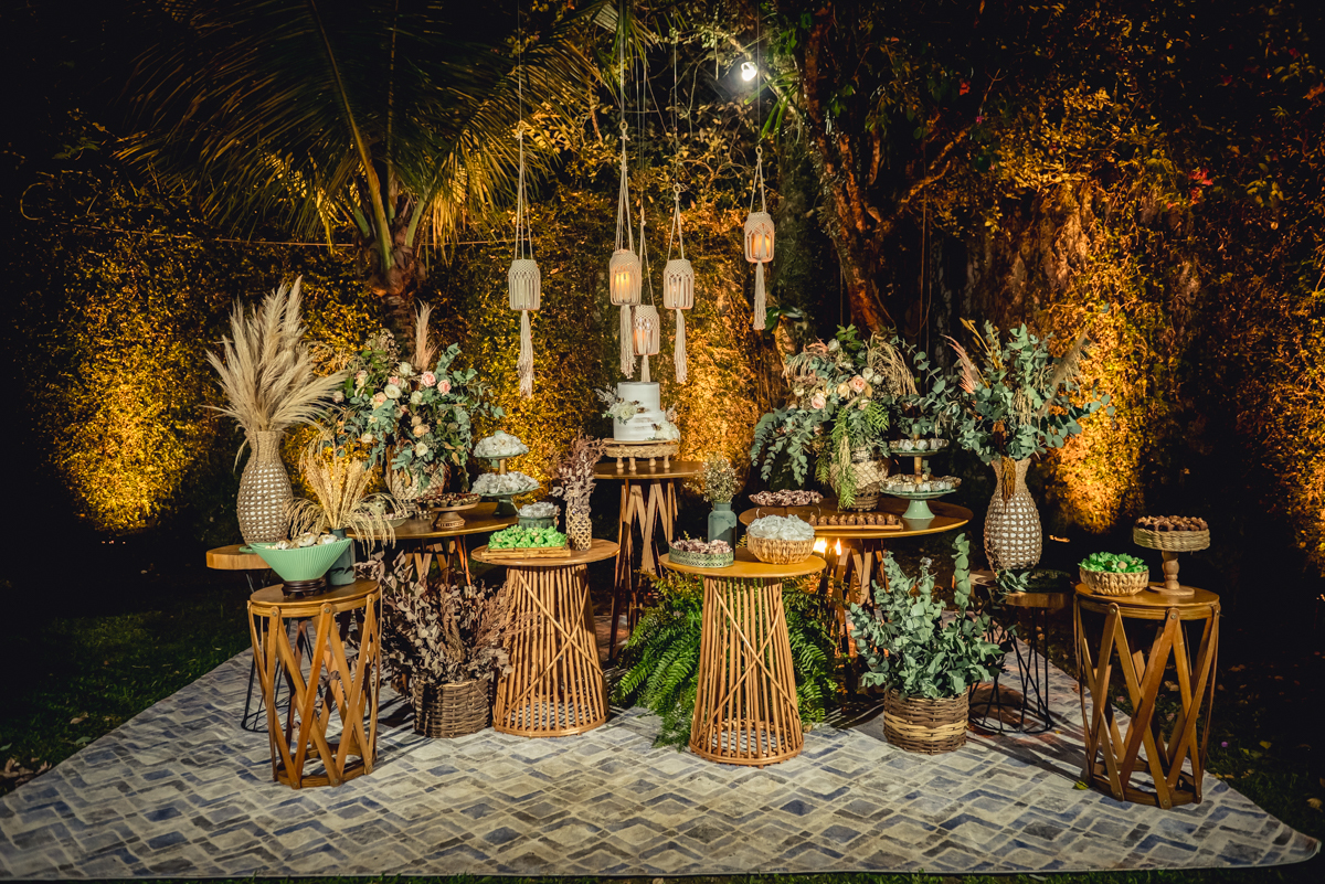 Decoração da mesa do bolo no casamento no campo no sitio na barra da tijuca - RJ