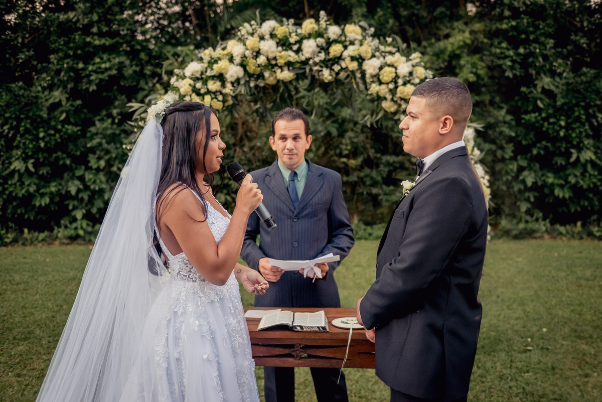 votos da noiva na cerimônia de casamento de dia