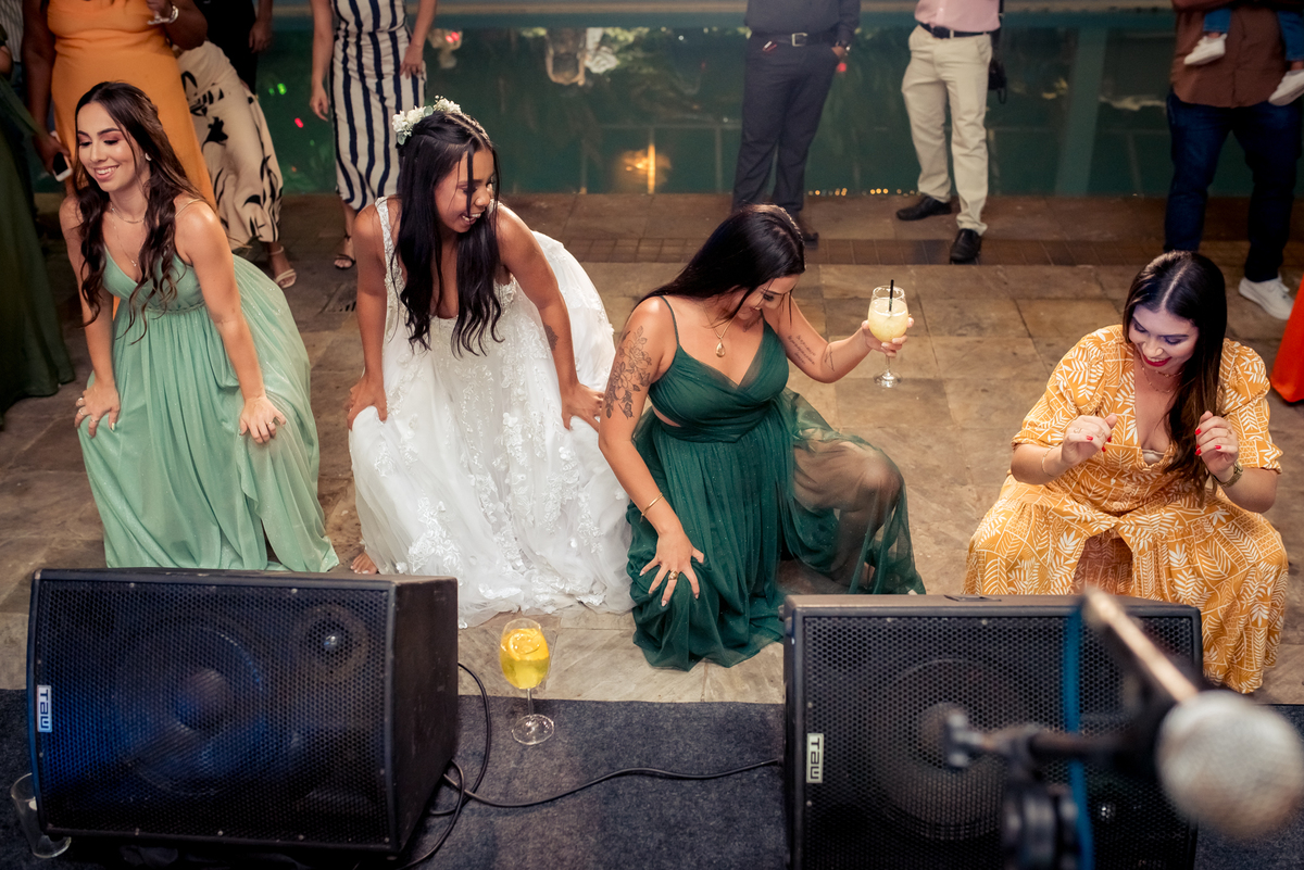 noiva com as amigas na pista de dança, solar de Gração, Niterói, RJ