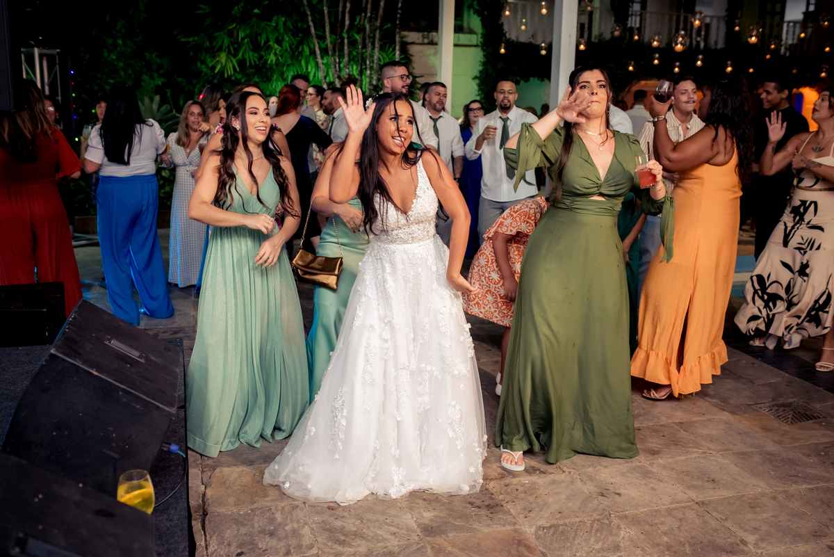 noiva com as amigas na pista de dança, solar de Gração, Niterói, RJ