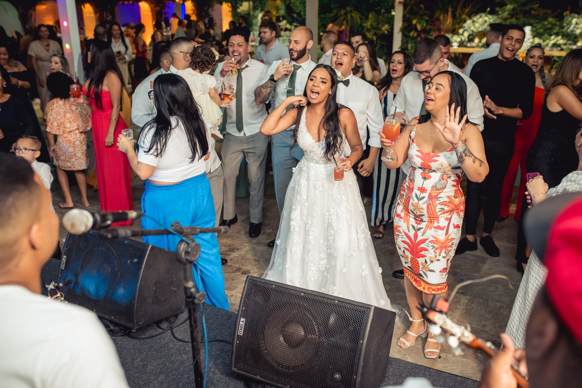 noiva com as amigas na pista de dança, solar de Gração, Niterói, RJ