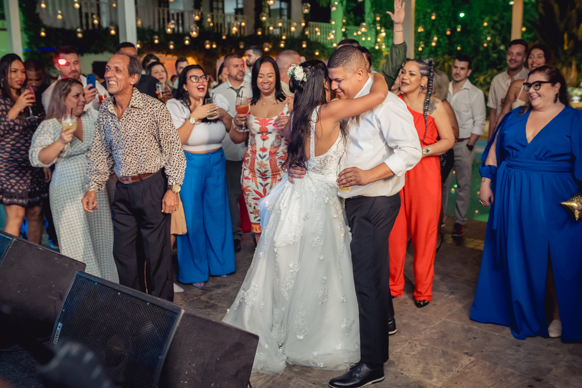 Noivos com convidados na pista de dança