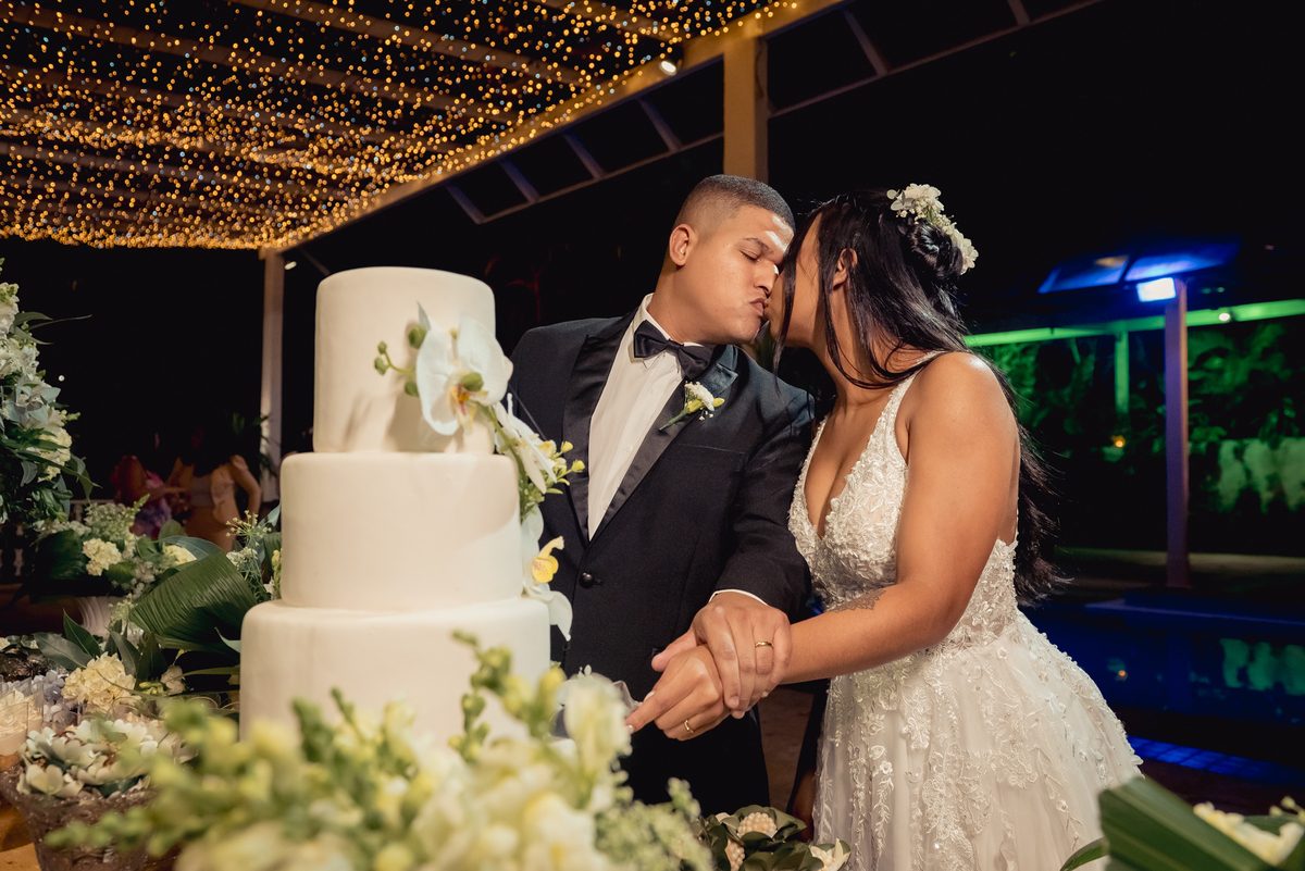 Corte do bolo de casamento