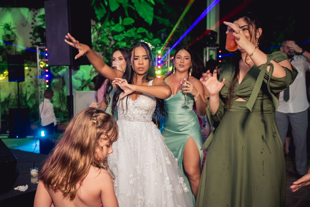 noiva com as amigas na pista de dança, solar de Gração, Niterói, RJ
