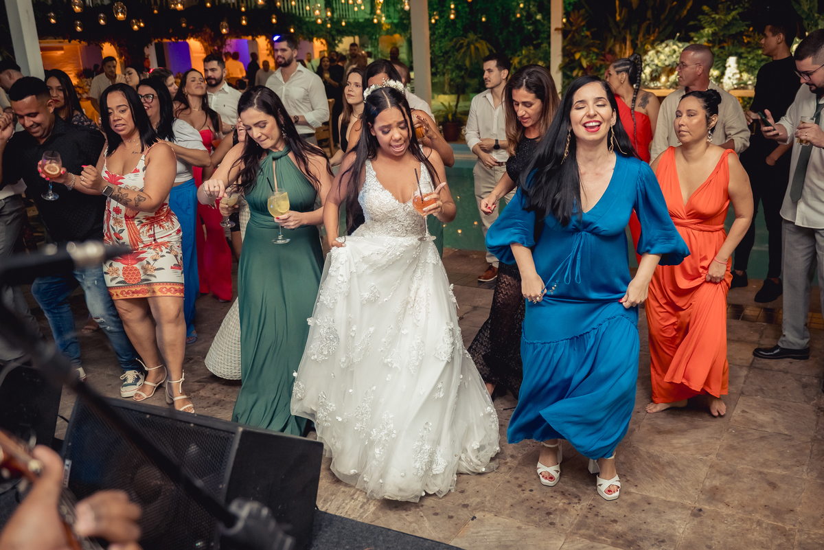 noiva com as amigas na pista de dança, solar de Gração, Niterói, RJ