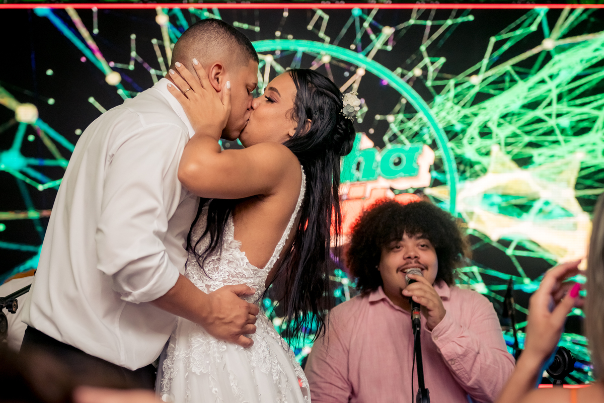 Noivos no palco durante festa de casamento