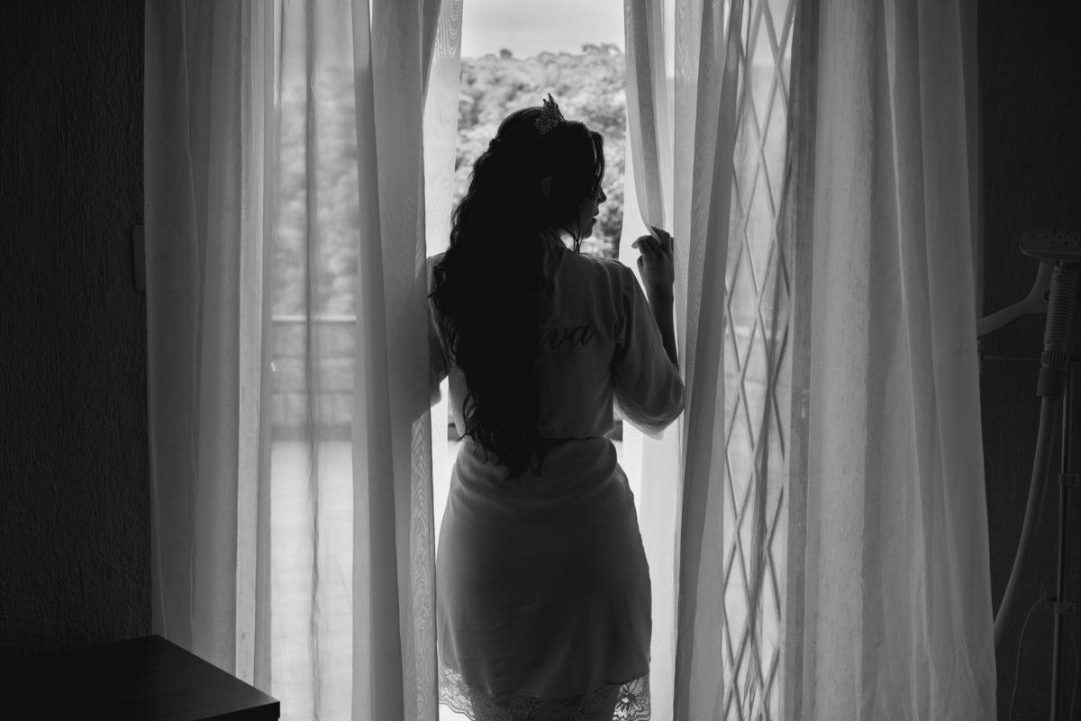 Noiva entre as cortinas, fotografia em preto e branco