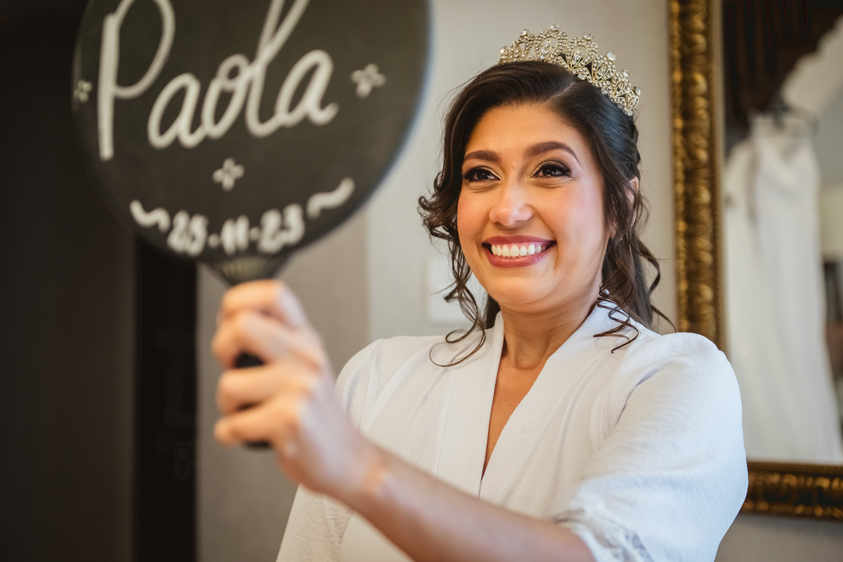 noiva se emociona ao se olhar no espelho