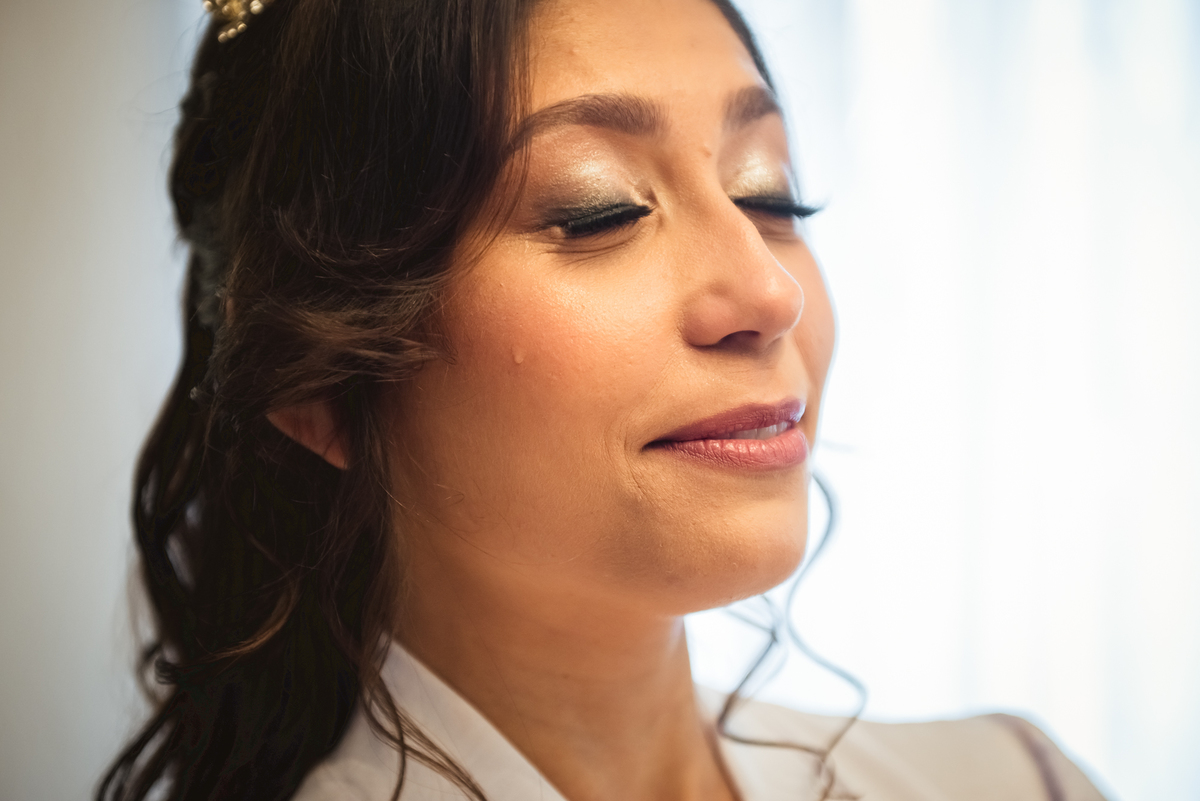 lágrima de emoção da noiva durante o making of no castelo