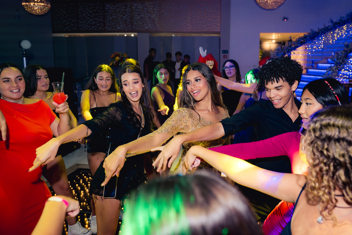 debutante com dançarinos fantasiados