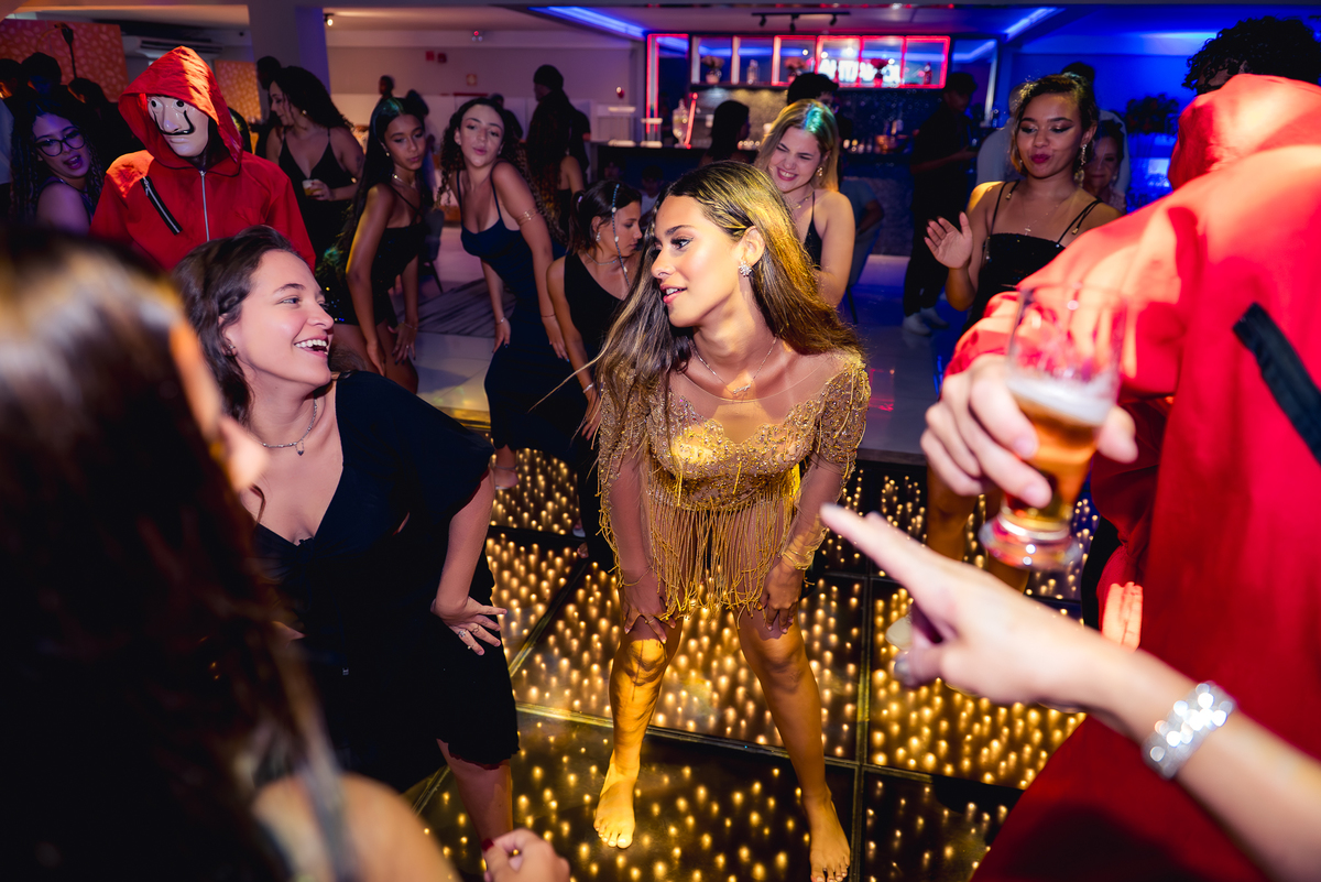 debutante com dançarinos fantasiados