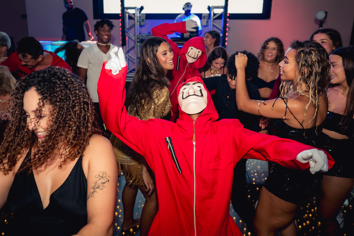 debutante com dançarinos fantasiados