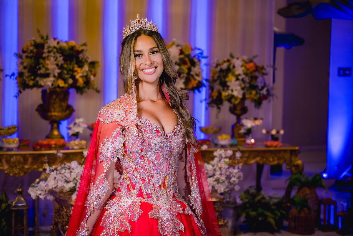 debutante com vestido vermelho