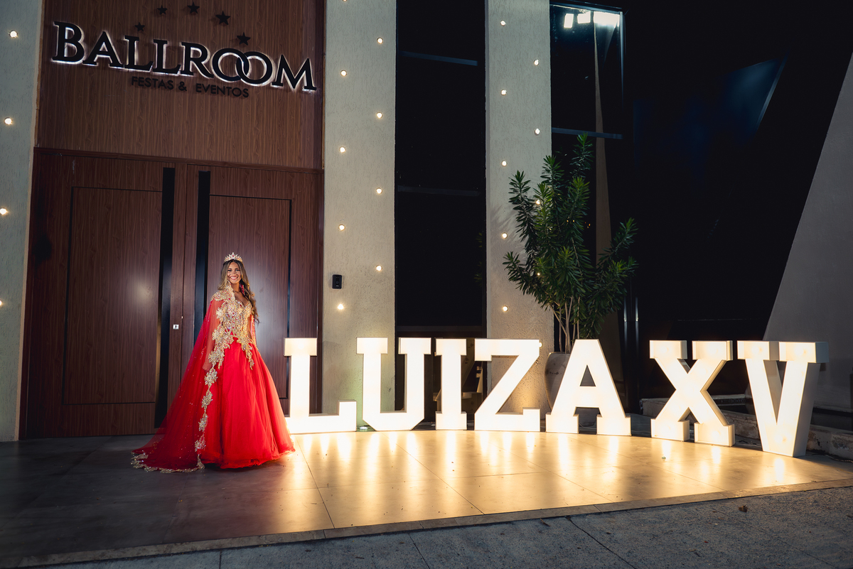 debutante com vestido vermelho