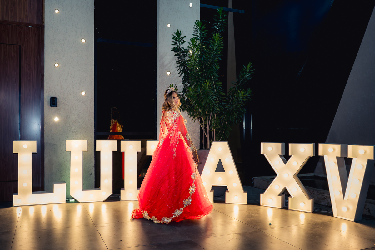 debutante com vestido vermelho