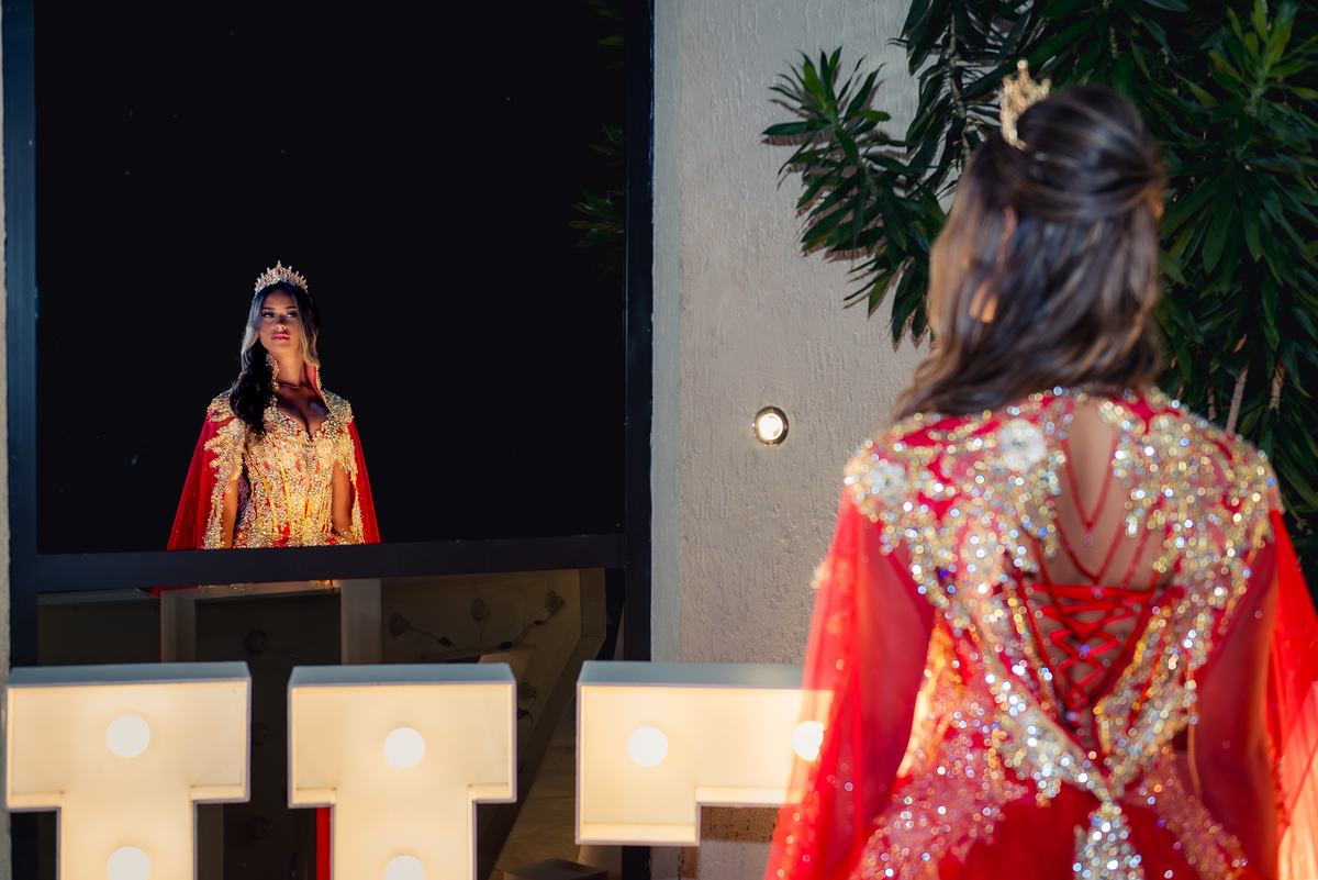 debutante com vestido vermelho