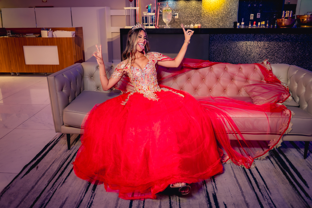 debutante com vestido vermelho