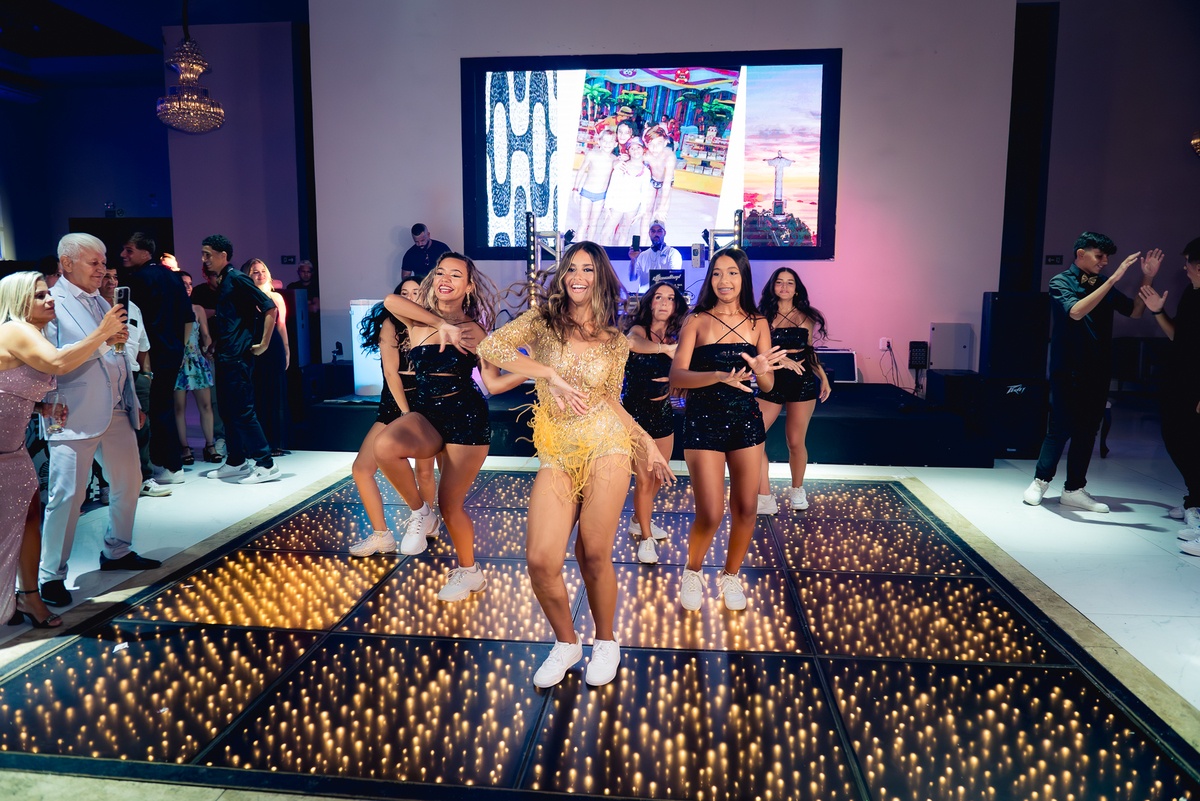 Debutante dançando com amigas