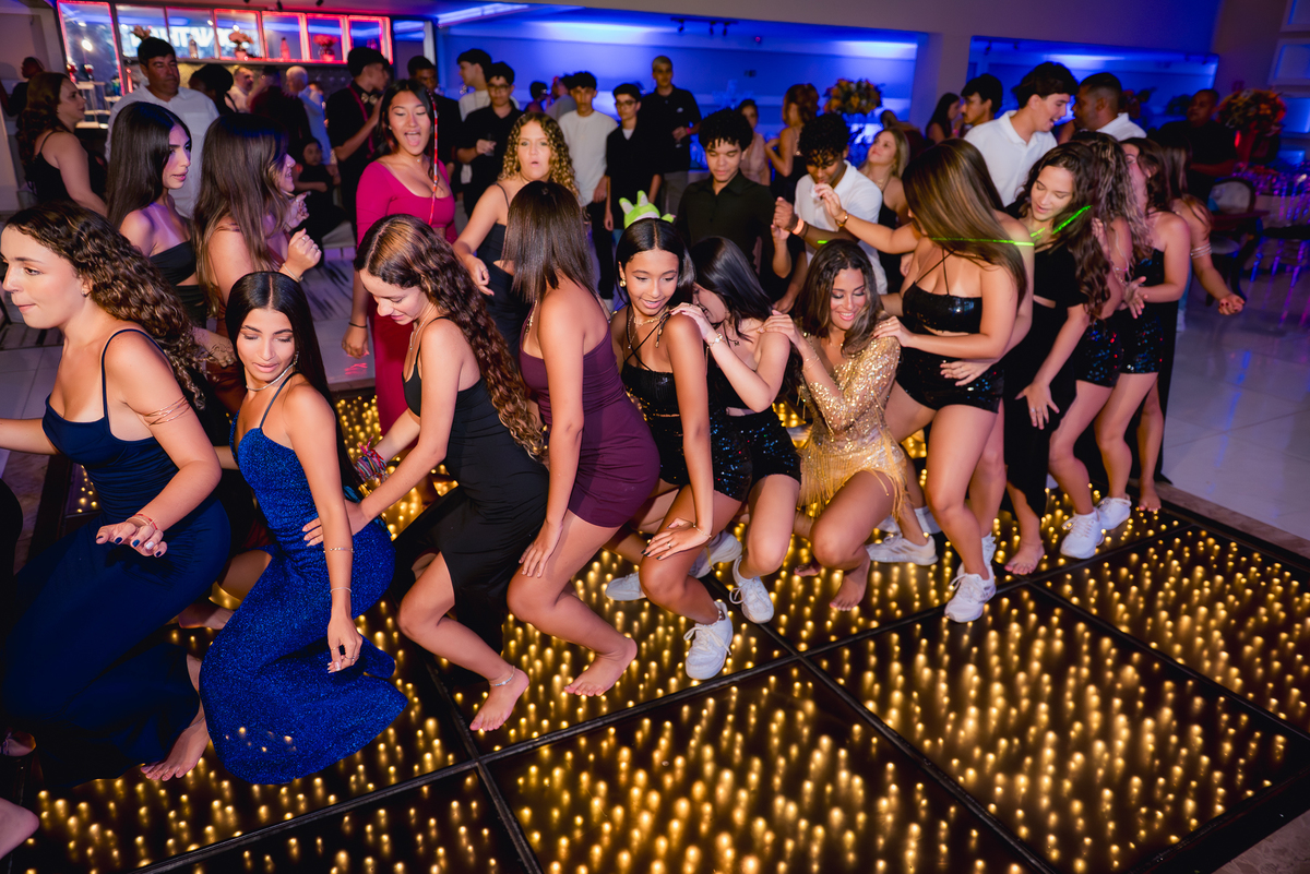 Debutante dançando com amigas