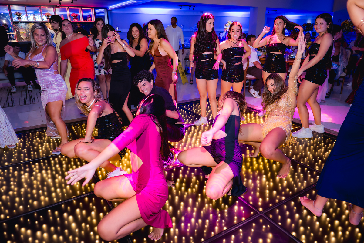 Debutante dançando com amigas