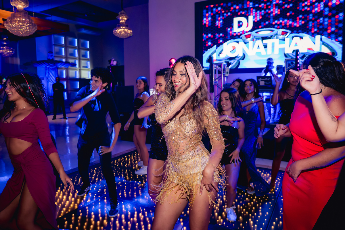 Debutante dançando na pista