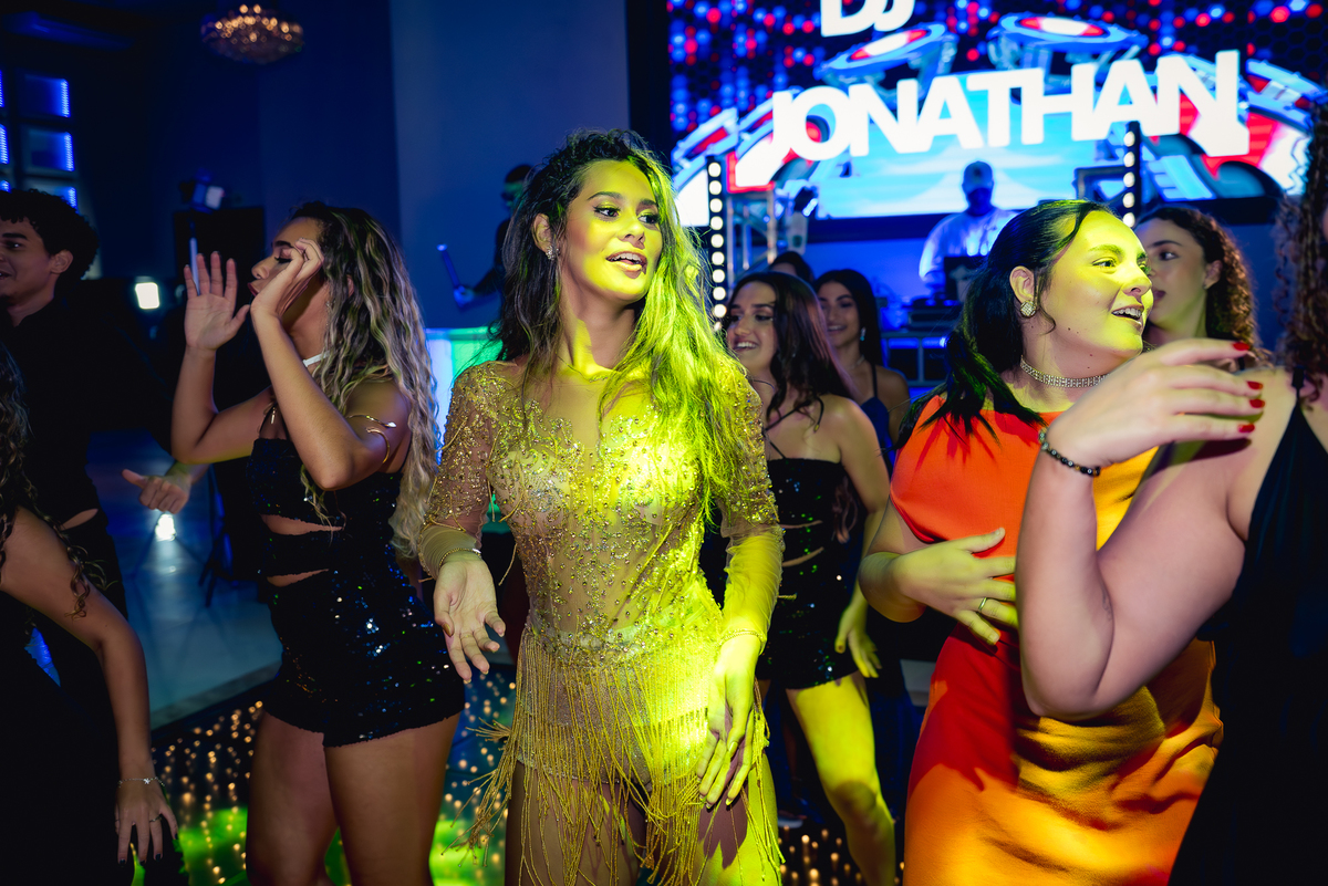 Debutante dançando na pista