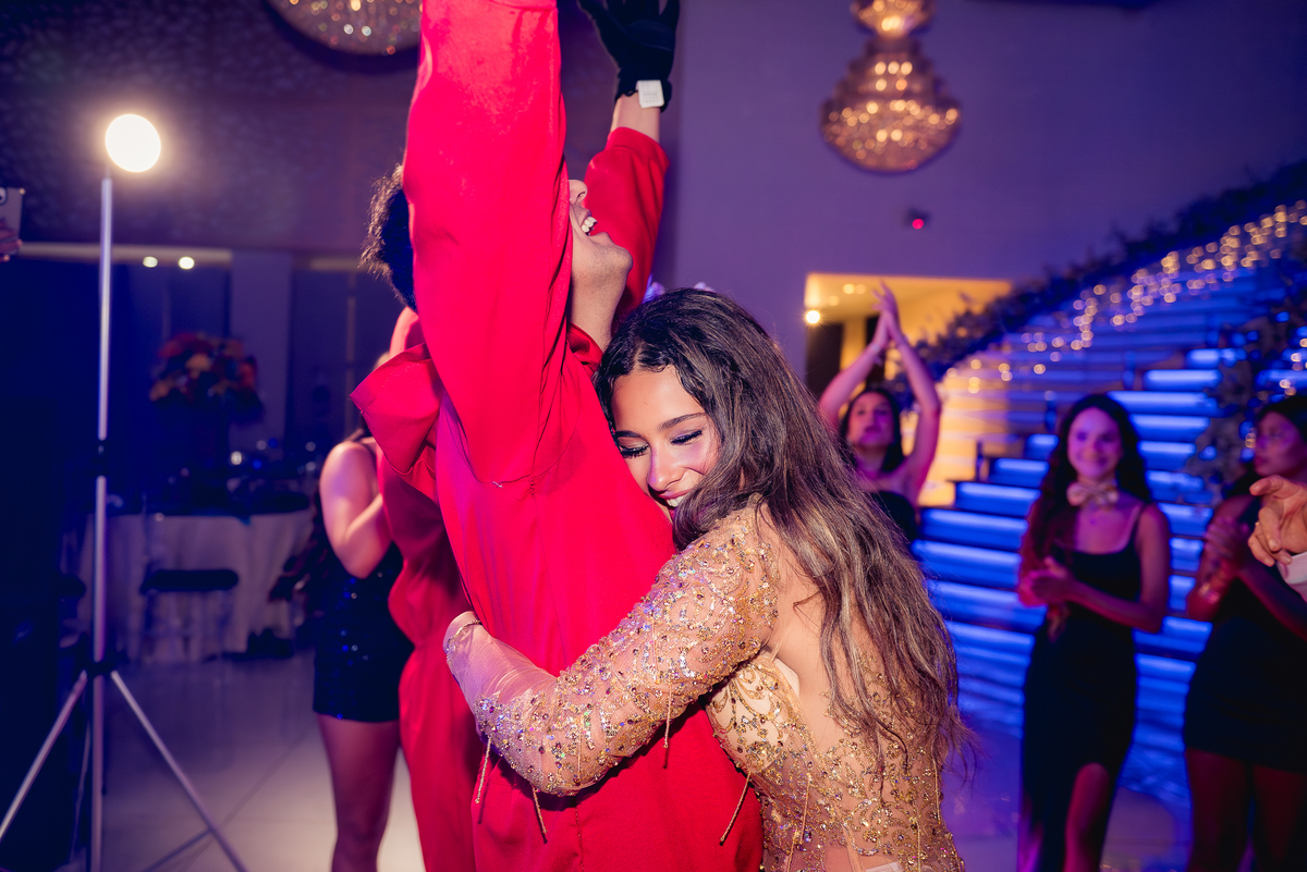 debutante com dançarinos fantasiados