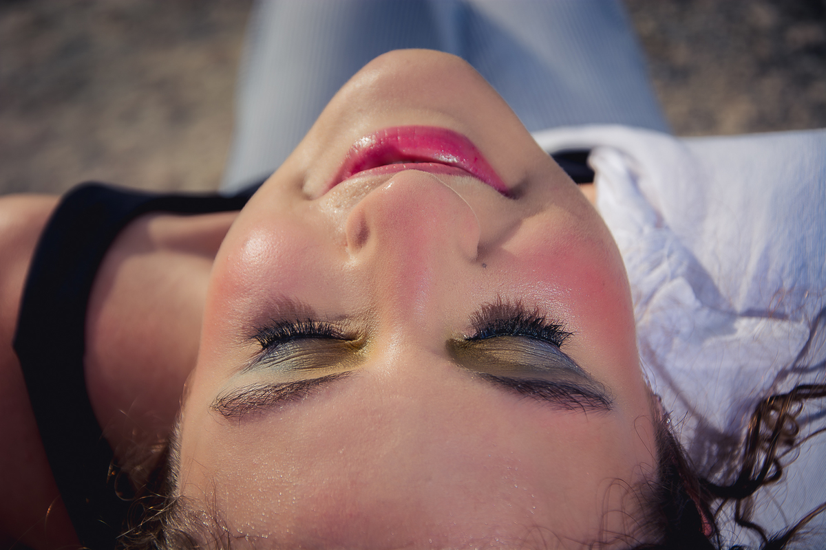 debutante sentada de olhos fechados com close no rosto