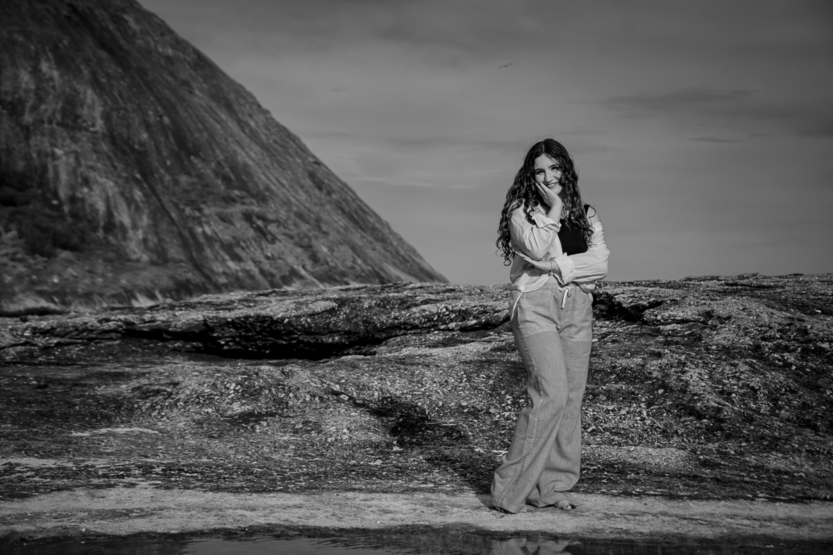 Debutante sorrindo sobre as pedras de Itacoatiara - Rio de Janeiro