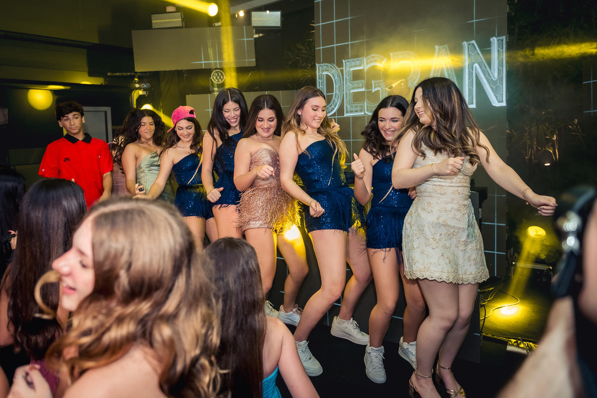 Debutante Isabella grossi no palco na casa das canoas - São Conrado
