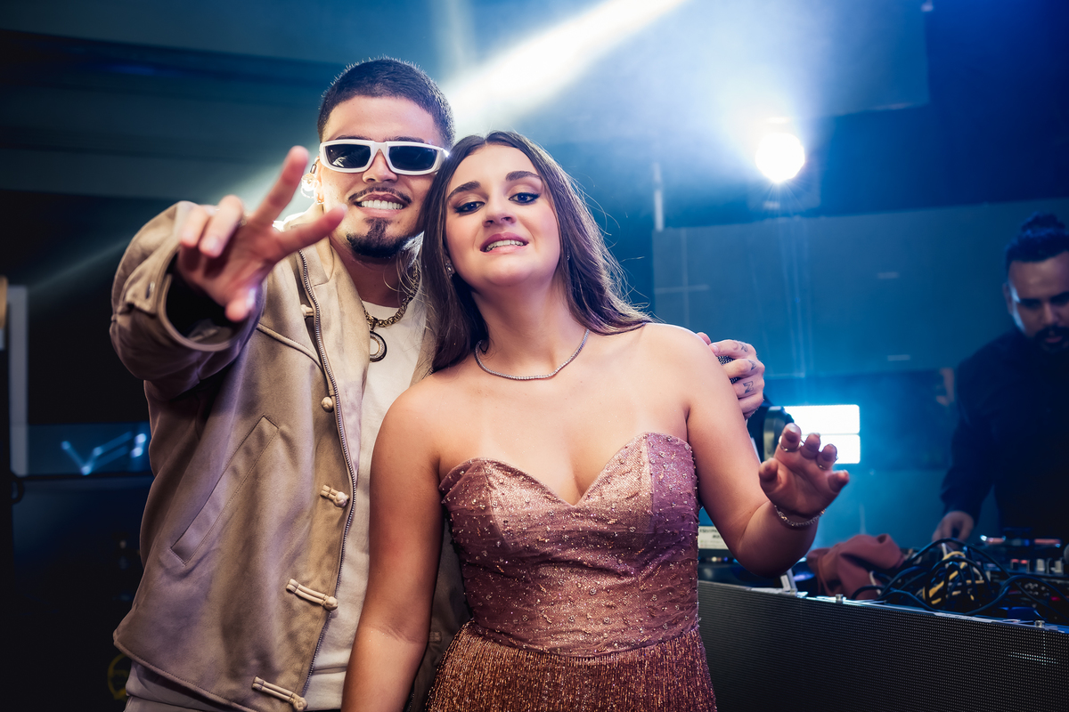 Debutante Isabella com Degran no palco na casa das canoas - São Conrado