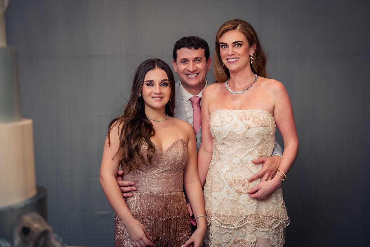 foto com a debutante isabella e os pais na mesa do bolo na casa das canoas - São Conrado