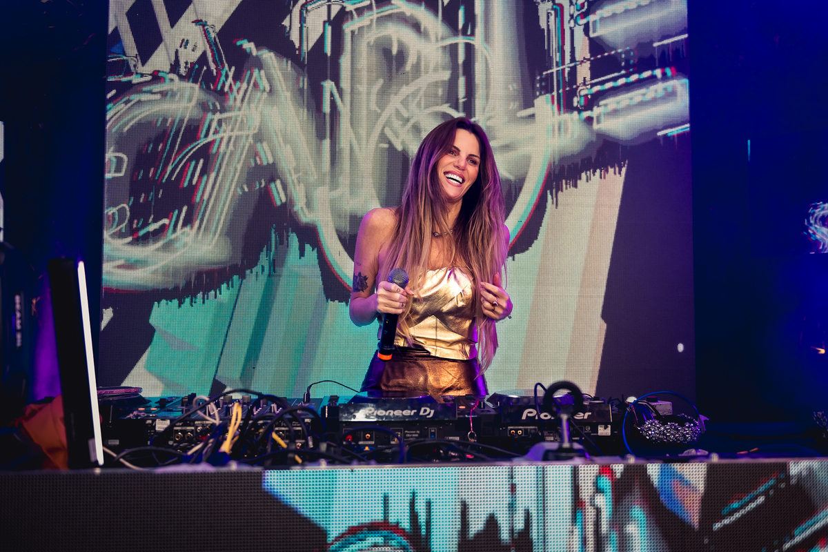 DJ Scarlet no palco na casa das canoas - São Conrado