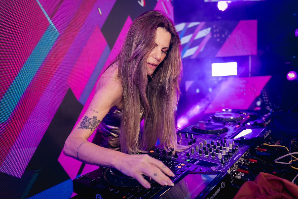 DJ Scarlet no palco na festa da isabella grossi na casa das canoas - São Conrado