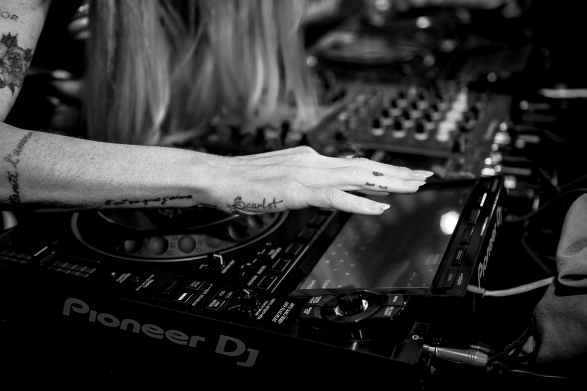 DJ Scarlet no palco na casa das canoas - São Conrado