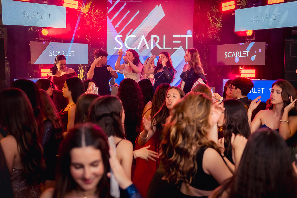 Debutante Isabella com DJ Scarlet no palco na casa das canoas - São Conrado