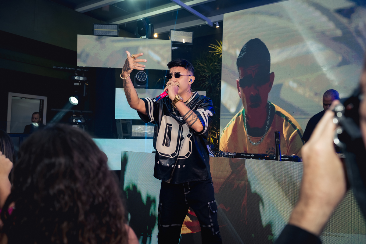 Danny no palco na casa das canoas - São Conrado