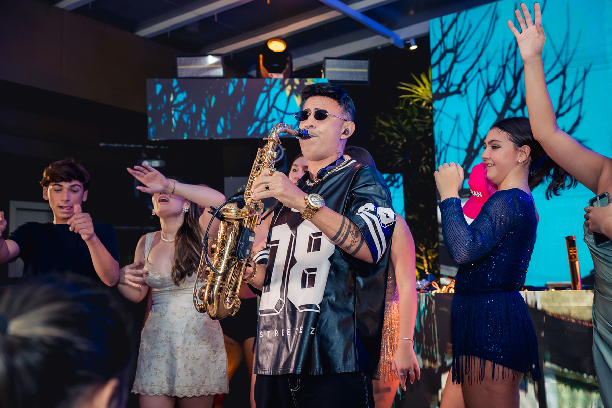 Danny no palco na casa das canoas - São Conrado