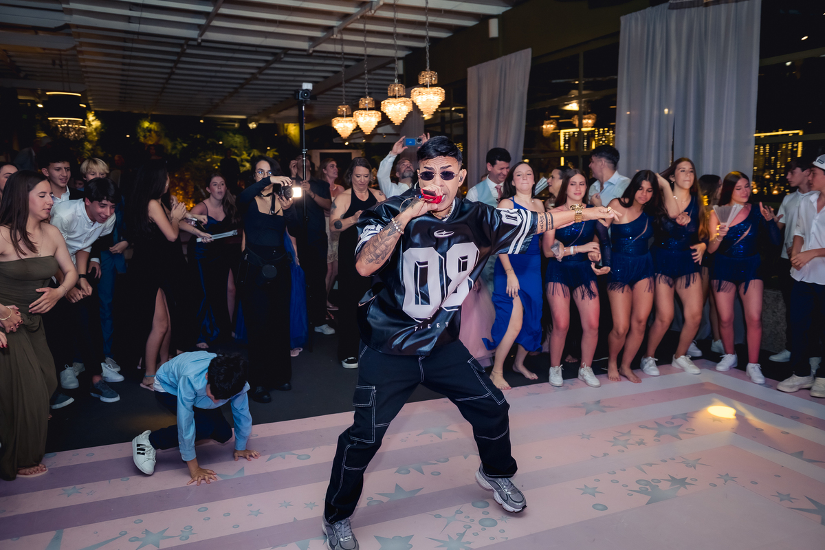 Danny na pista de dança na casa das canoas - São Conrado