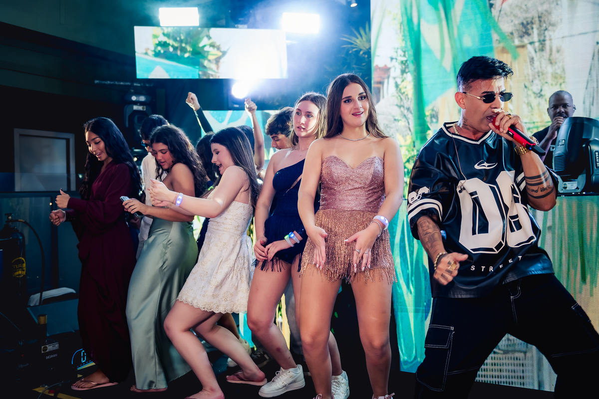 Debutante Isabella com Danny no palco na casa das canoas - São Conrado