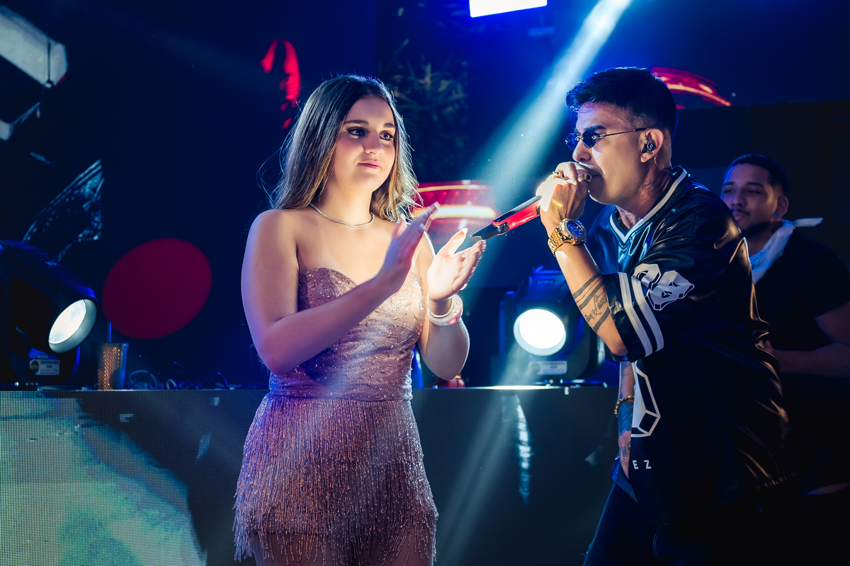 Debutante Isabella com Danny no palco