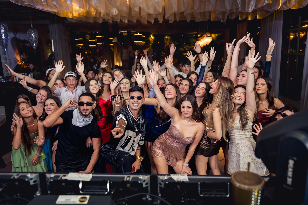 Danny com debutante isabella grossi e amigos na pista de dança na casa das canoas - São Conrado