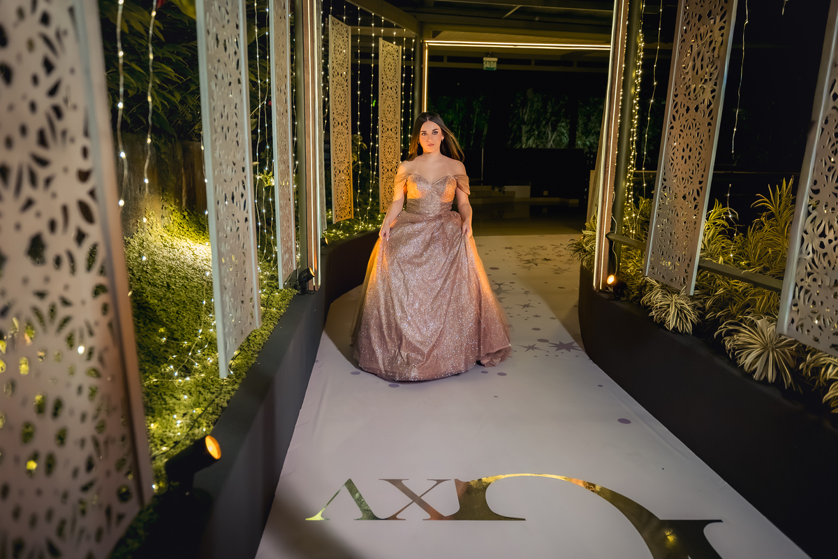 retrato da debutante isabella grossi na sua festa de 15 anos  na casa das canoas - São Conrado
