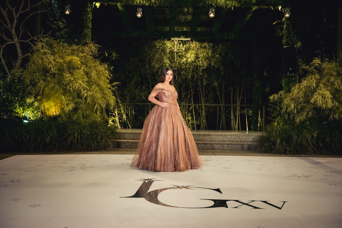 retrato da debutante isabella grossi na sua festa de 15 anos  na casa das canoas - São Conrado