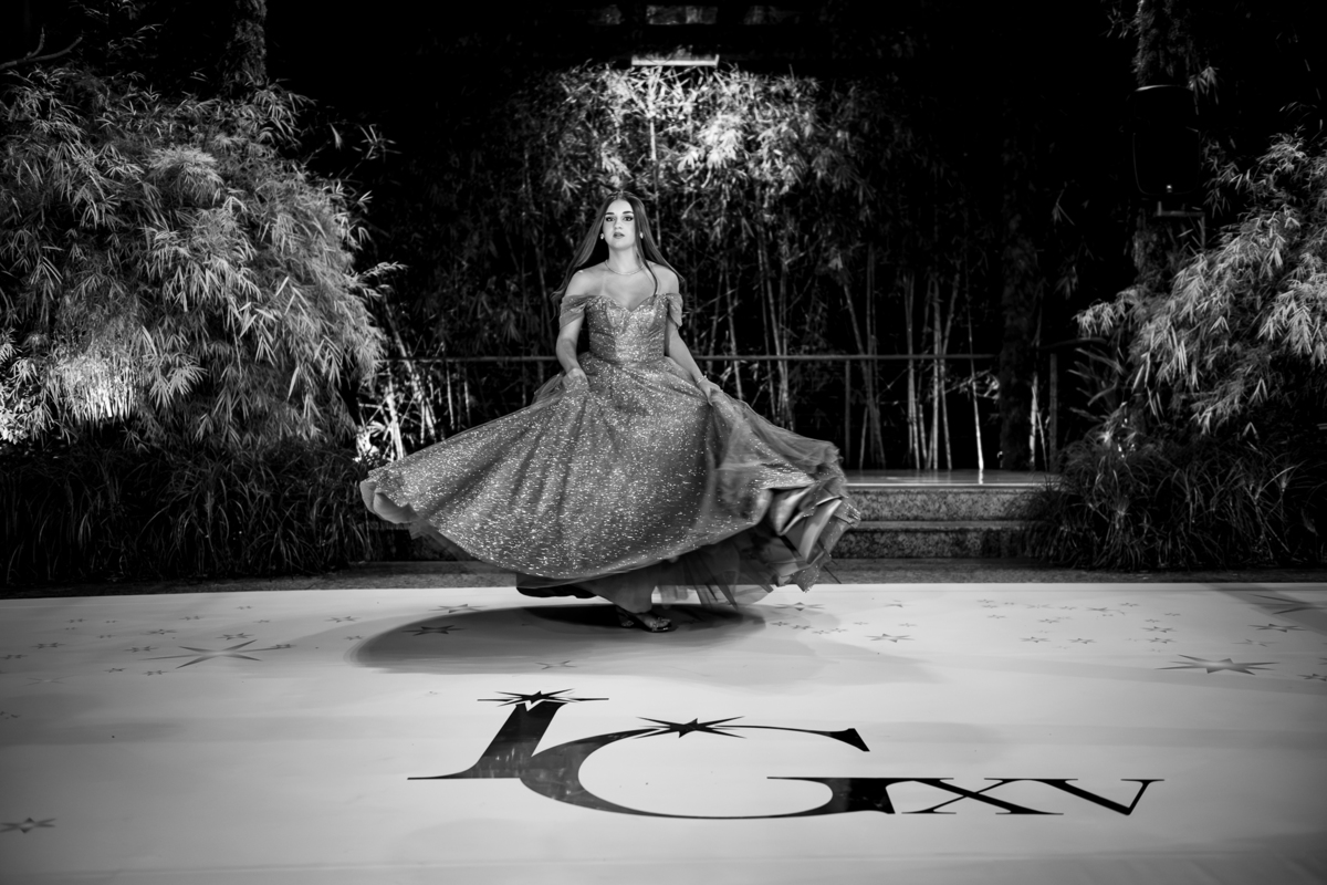 retrato da debutante isabella grossi na sua festa de 15 anos  na casa das canoas - São Conrado
